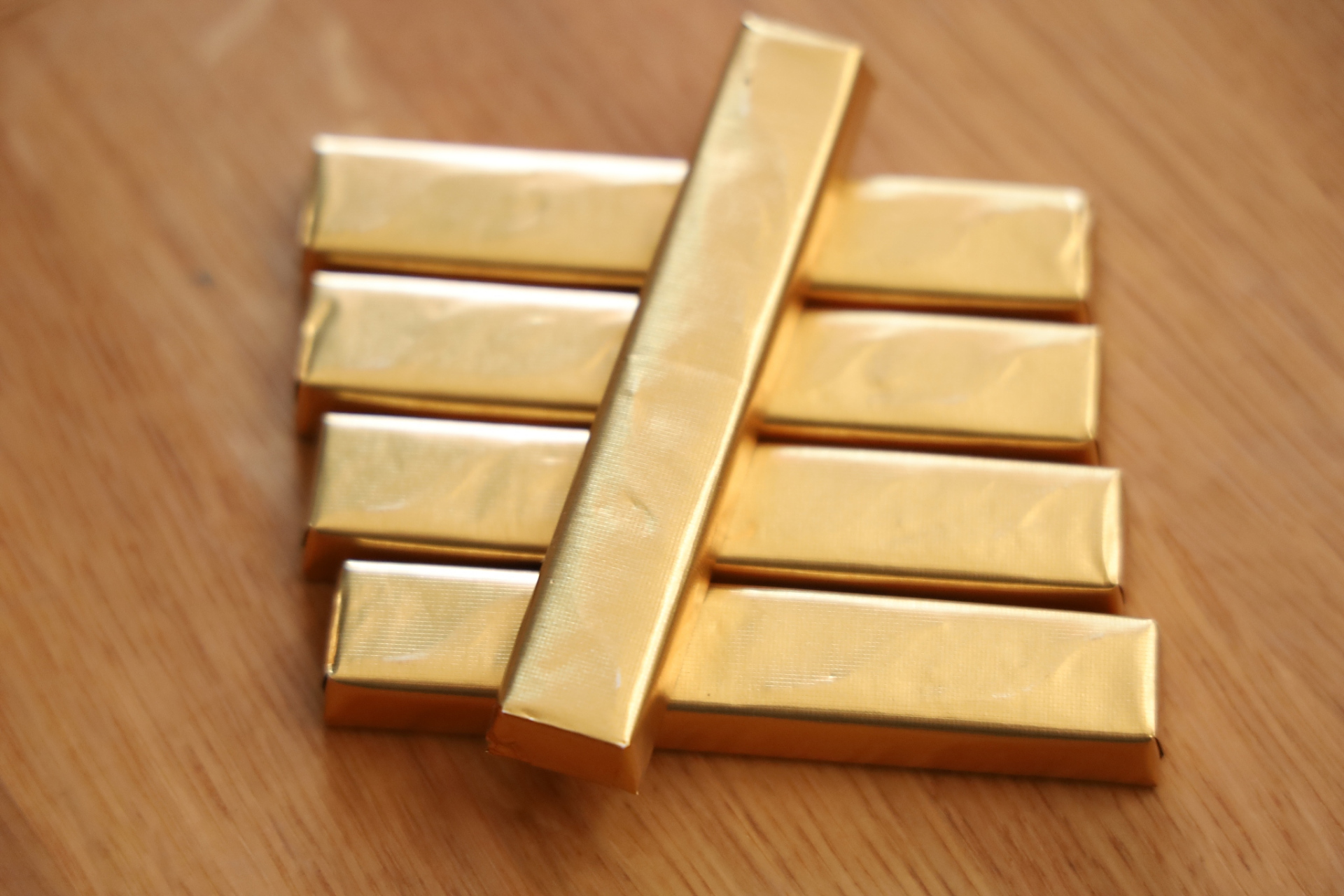 近日,杭州80后业主小辉把买房送的1000克金条卖了,变现45.