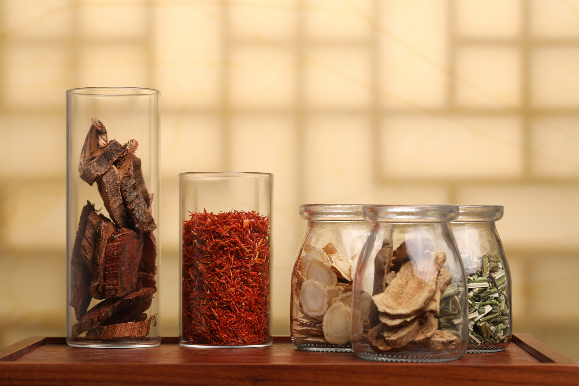 锁阳是一种常见的中草药,具有补肾,温补阳气的功效.