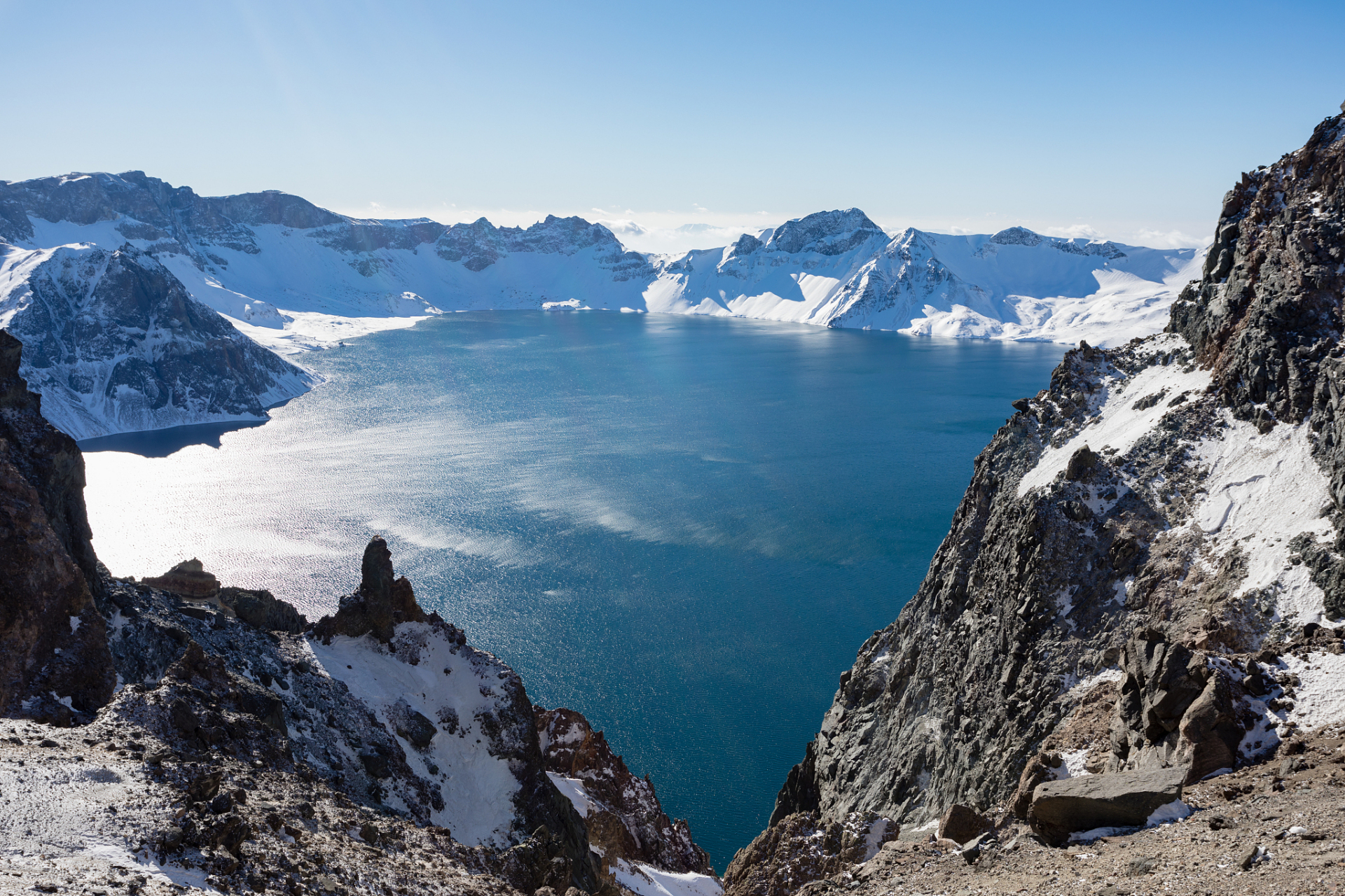 吉林长白山,四季皆宜的旅游胜地 长白山以其壮丽的天池和丰富的自然