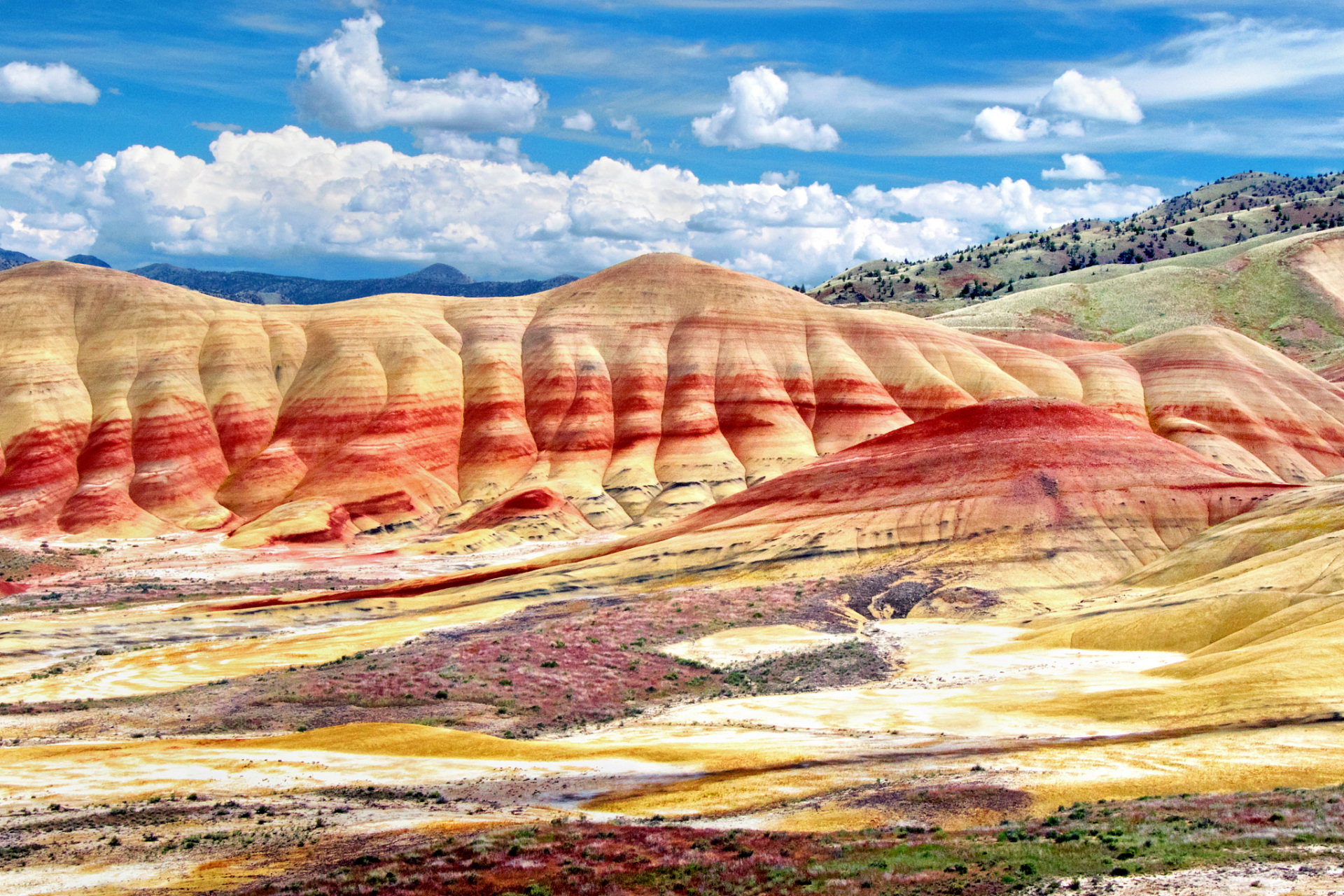 五彩湾是在一片戈壁荒漠中的一个五彩缤纷的世界,以怪异,神秘,壮美而