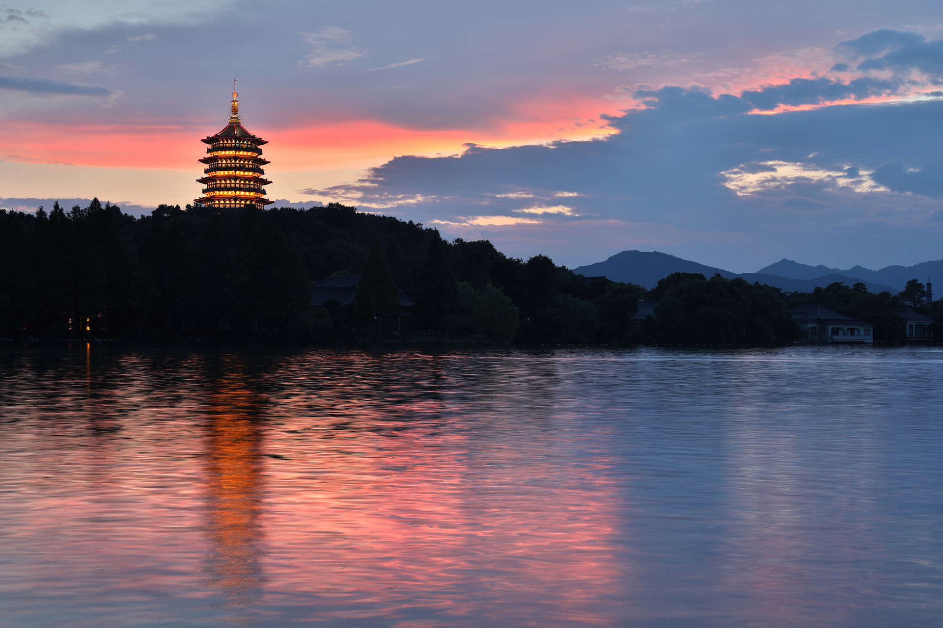 杭州西湖,三面环山,一水抱城的山光水色,景致天成