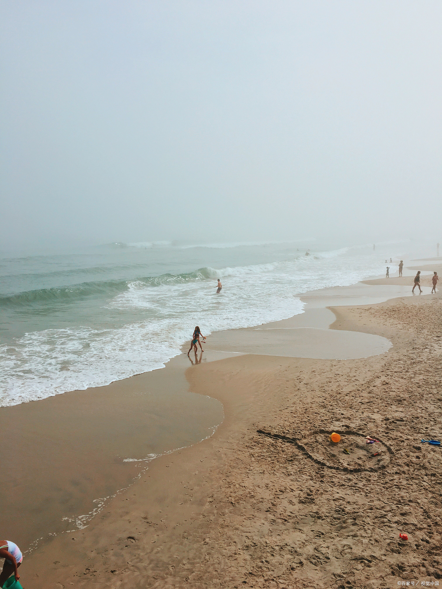 这里的沙滩宽阔平缓,沙质洁白细腻,海水清澈湛蓝,是游泳,日光浴和