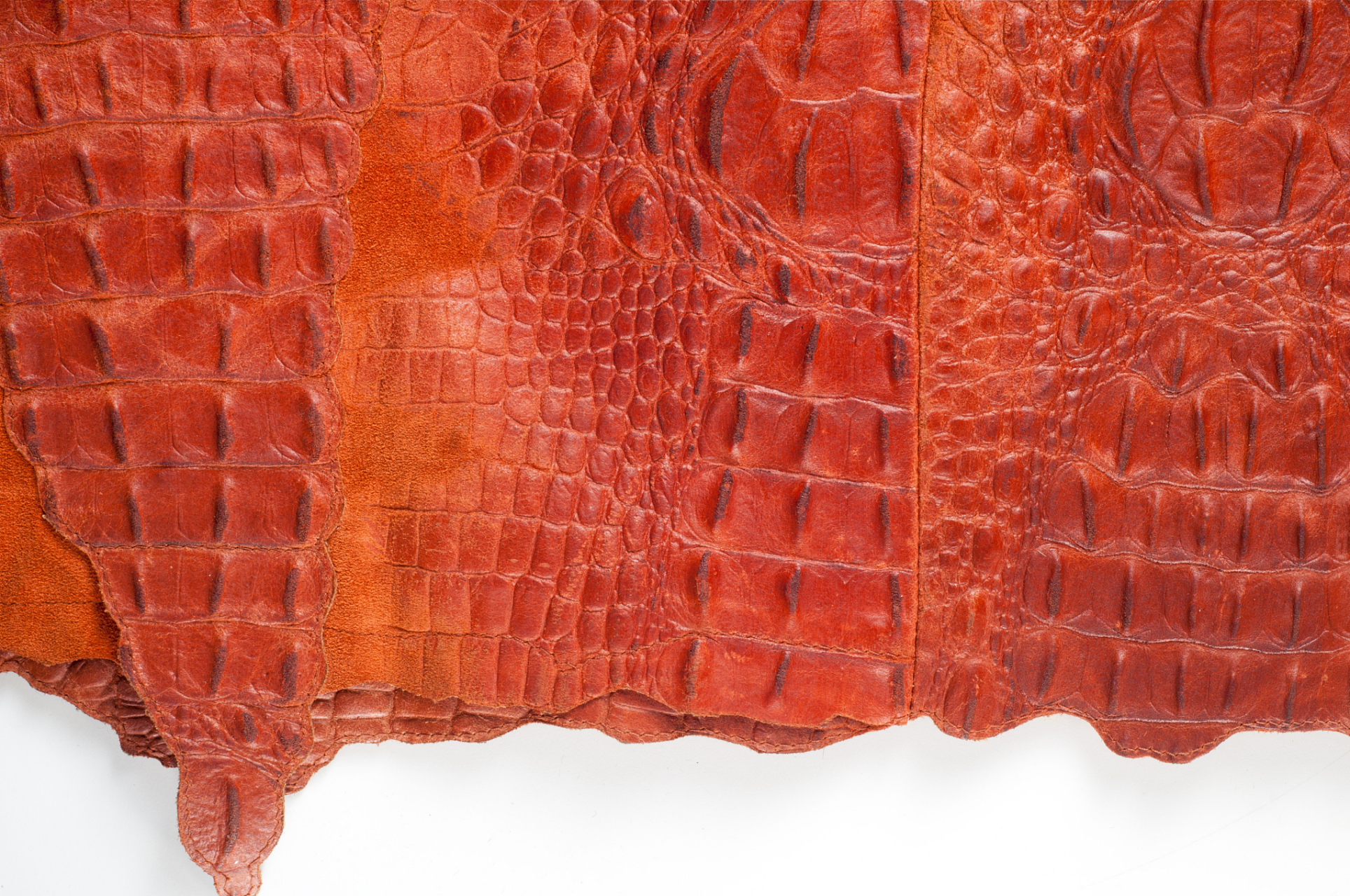 牛剖层皮革,虽质感略逊于表面皮但更亲民.鞋包家具都在用!鉴别它?