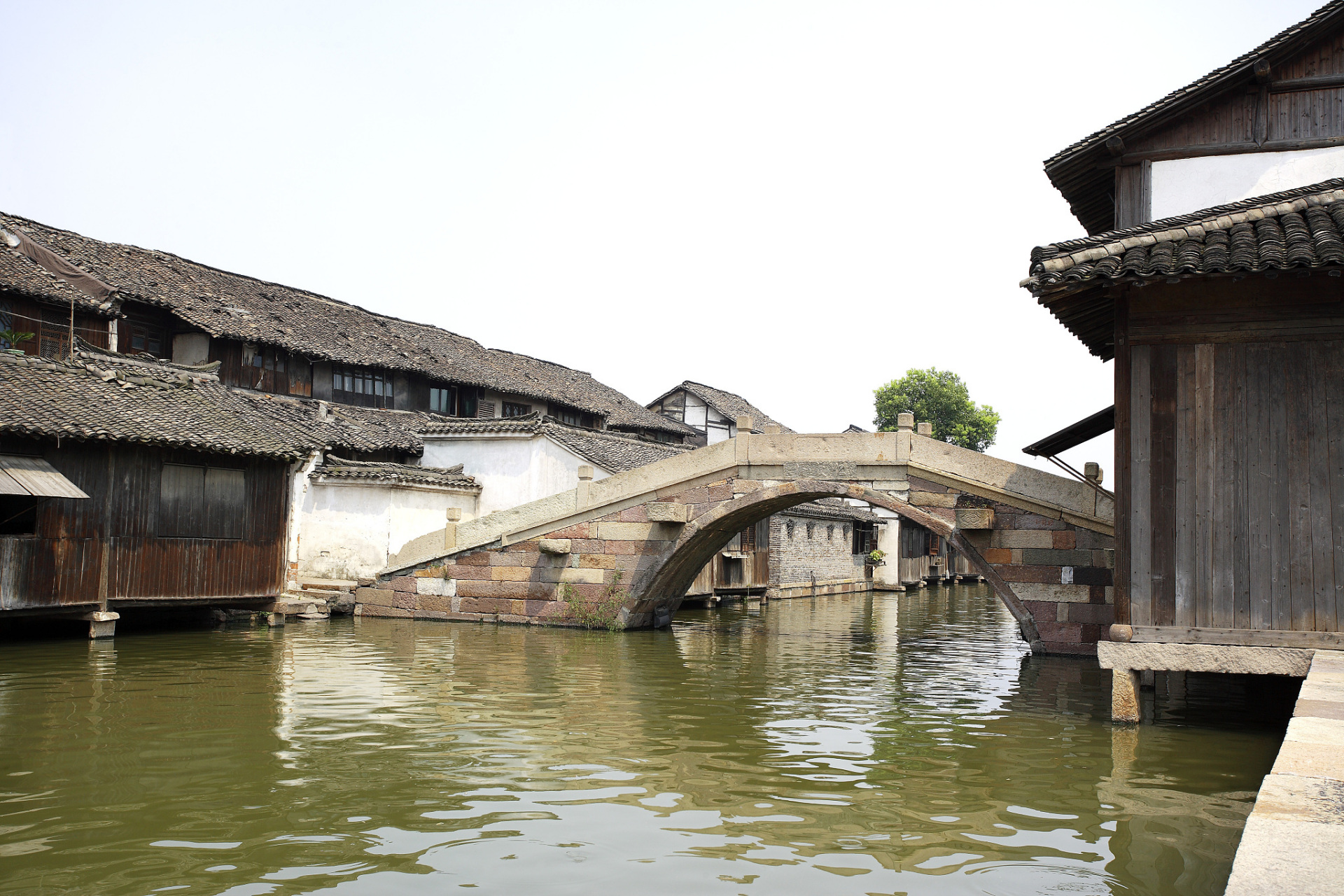 是中国南方地区著名的旅游胜地,拥有许多独特的文化遗产和自然景观