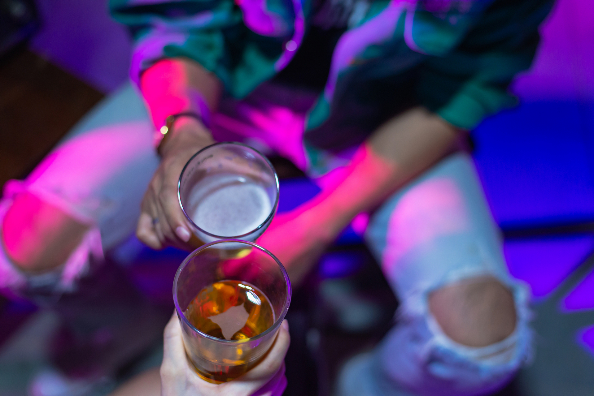 女子:"你过来喝酒不给钱,还要收我们的钱呐!"  世界之大无奇不有!