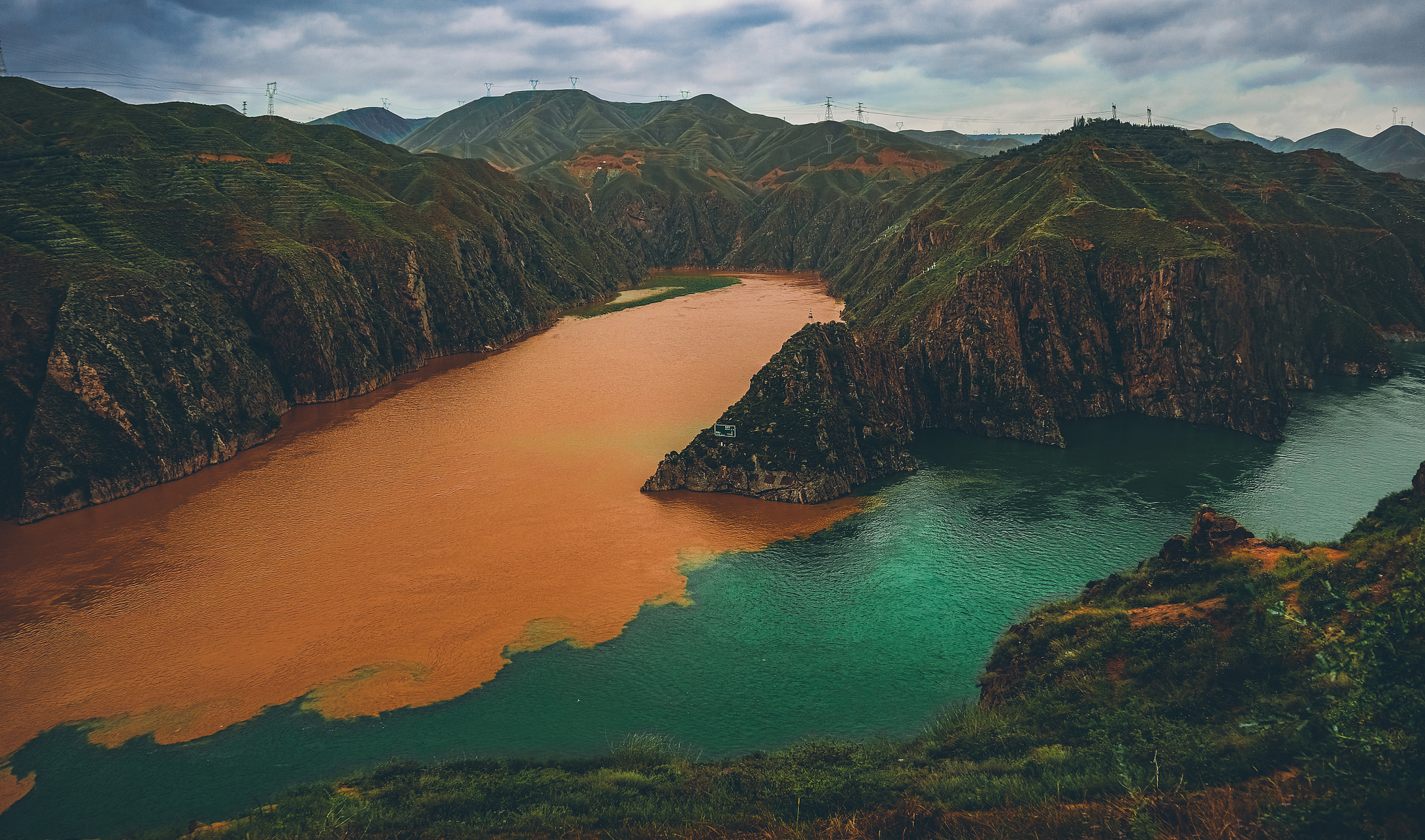甘肃的黄河三峡,与重庆的长江三峡有着异曲同工之妙.