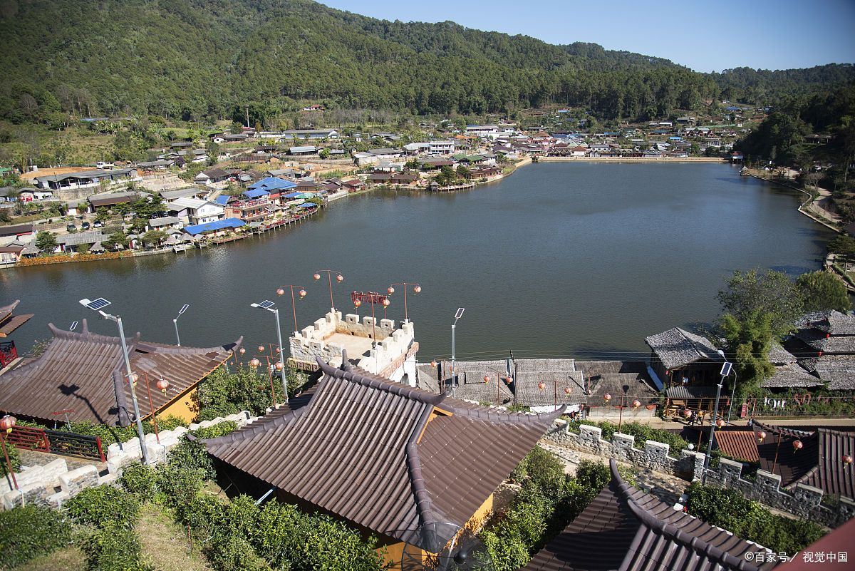 玉溪市澄江县的仙湖古镇是一个充满历史文化气息与自然美景的旅游