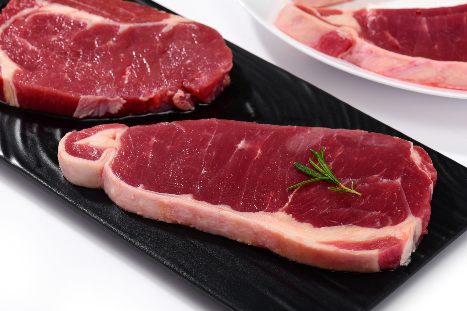 西冷和肋眼牛排在口感,风味,烹饪方式,价格和供应方面有所不同.