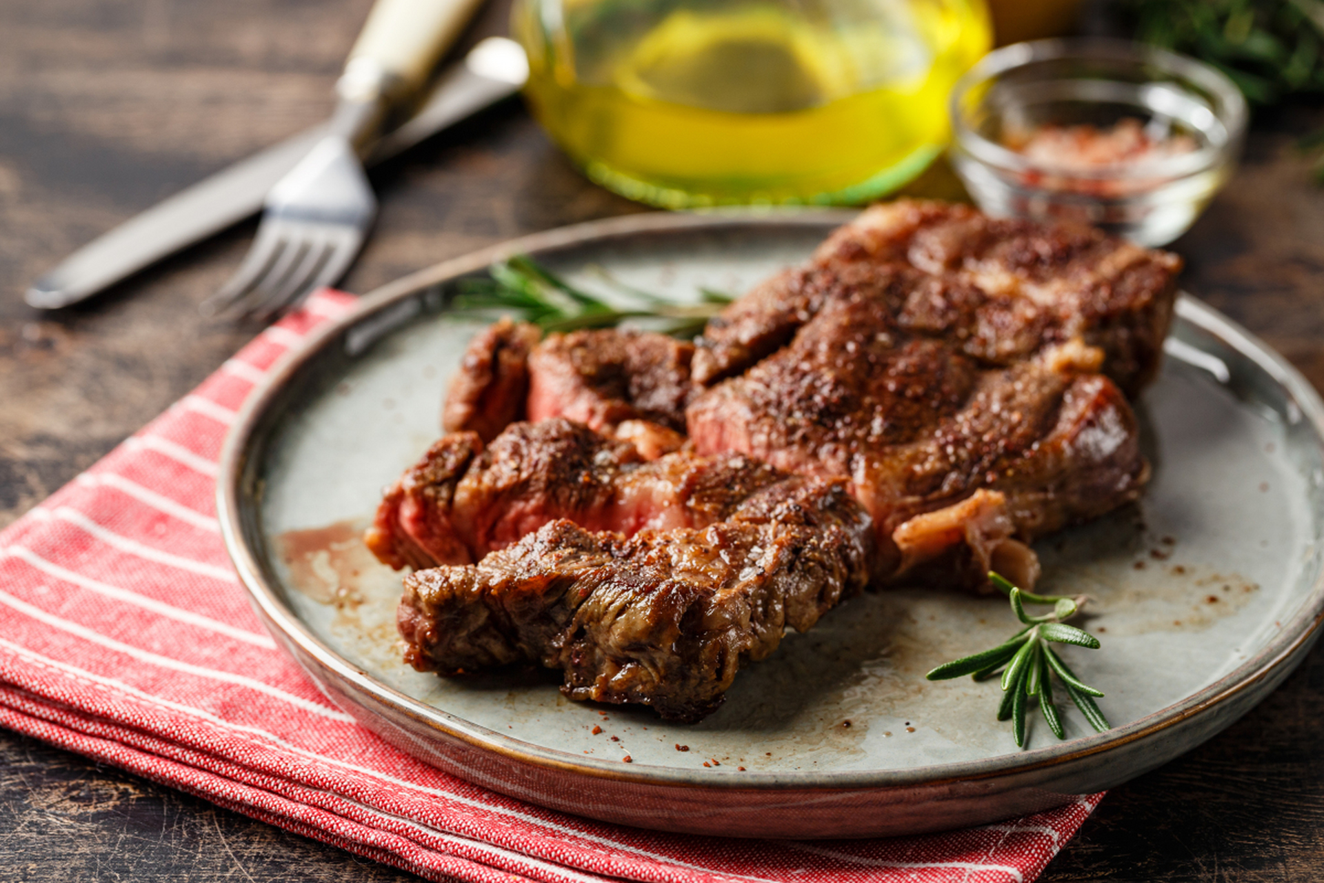 更重要的是,整切西冷牛排的肉质非常健康,富含蛋白质和维生素,是一款