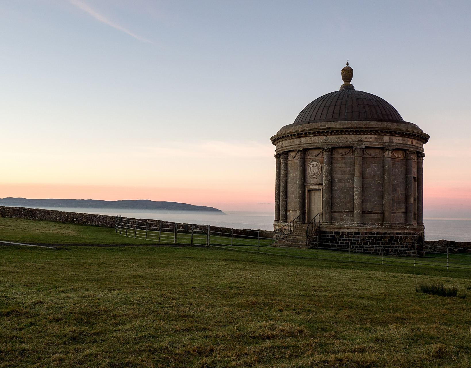 权力是最好的春药,尤其是对男人来讲,拥有权力是地位与身份的象征.