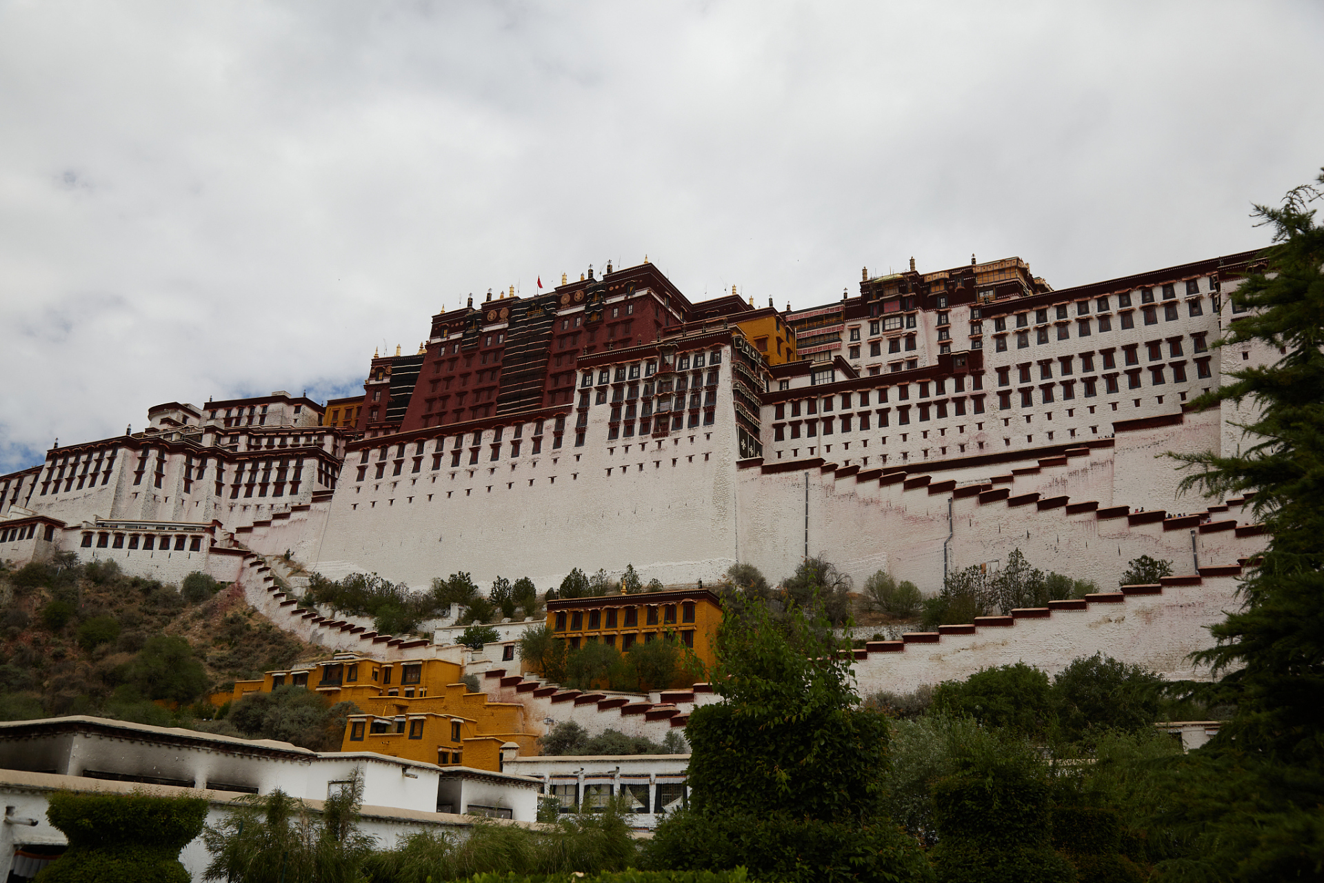 山南市简介 山南市位于西藏自治区南部,是西藏自治区第二大城市.