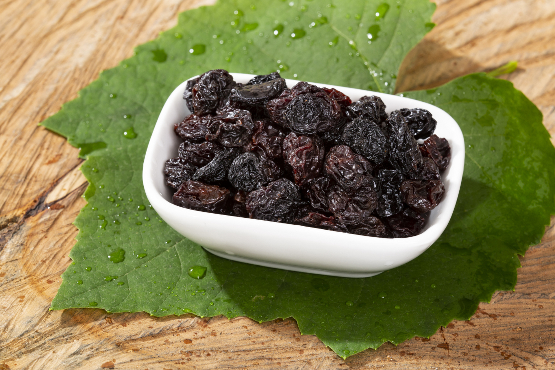 因为乌梅中含有丰富的果胶和鞣酸,可以刺激胃肠道蠕动,增加胃液和消化