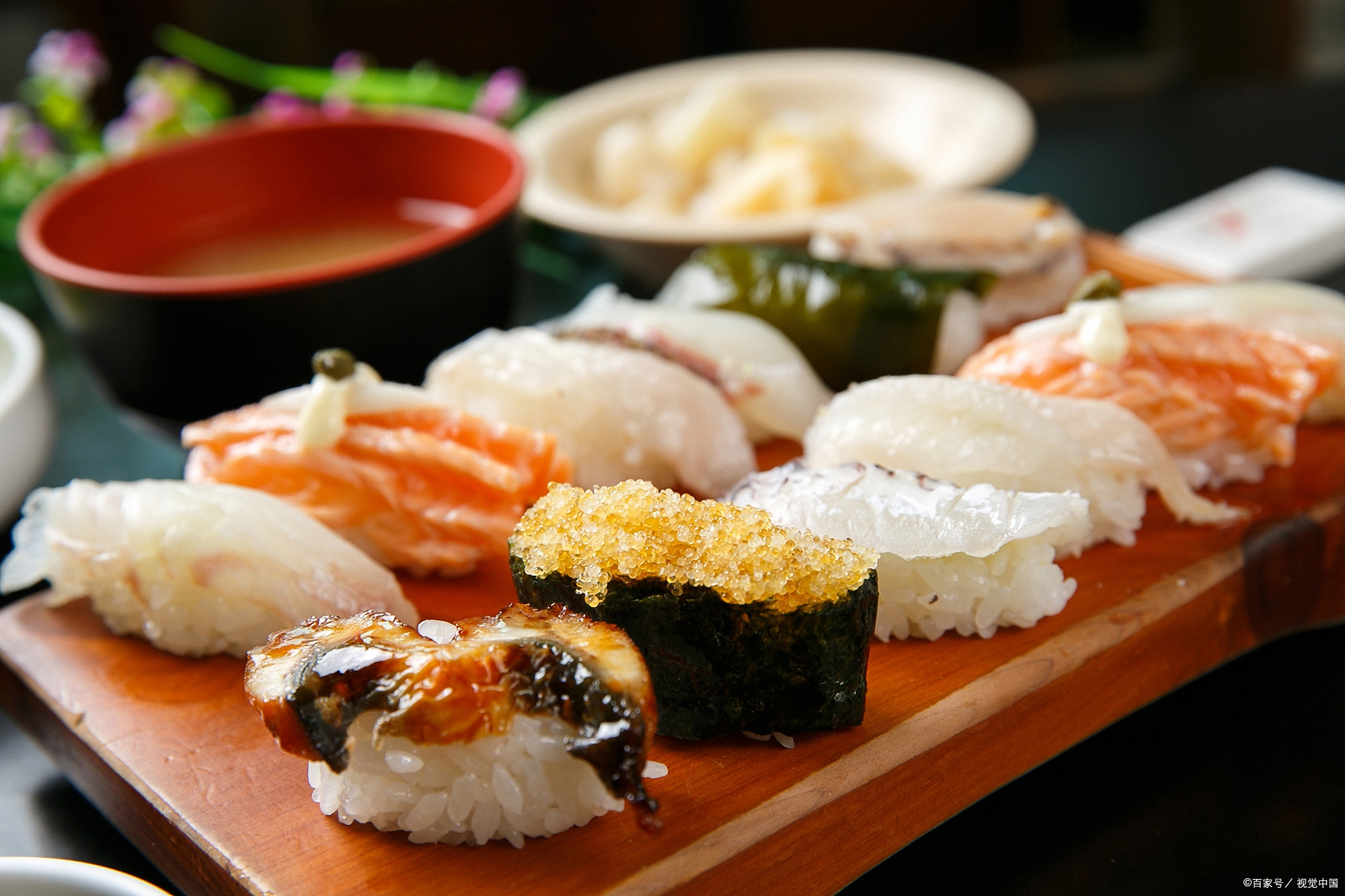 日本寿司的制作,看似简单,实际上却是一门精细的艺术