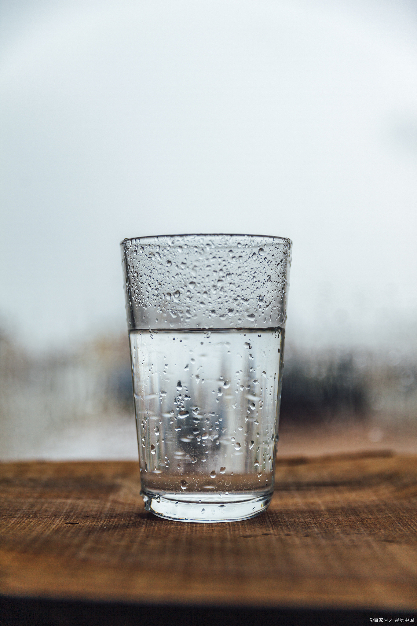 来决定,比如说我,天生胃寒,一出示分别装有热水和冷水的水杯图片大全