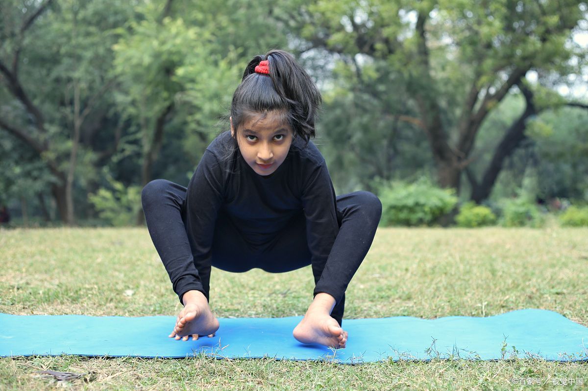 据报道,四川7岁小孩姐酷爱武术,每天刻苦训练,还练出了8块腹肌
