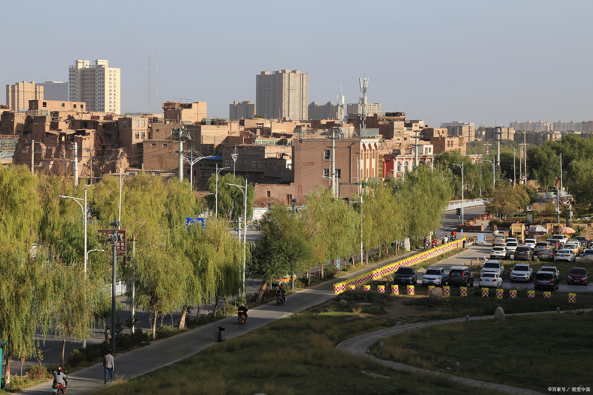 喀什噶尔有着悠久的历史和丰富的文化底蕴,这里的艾提尕尔清真寺是