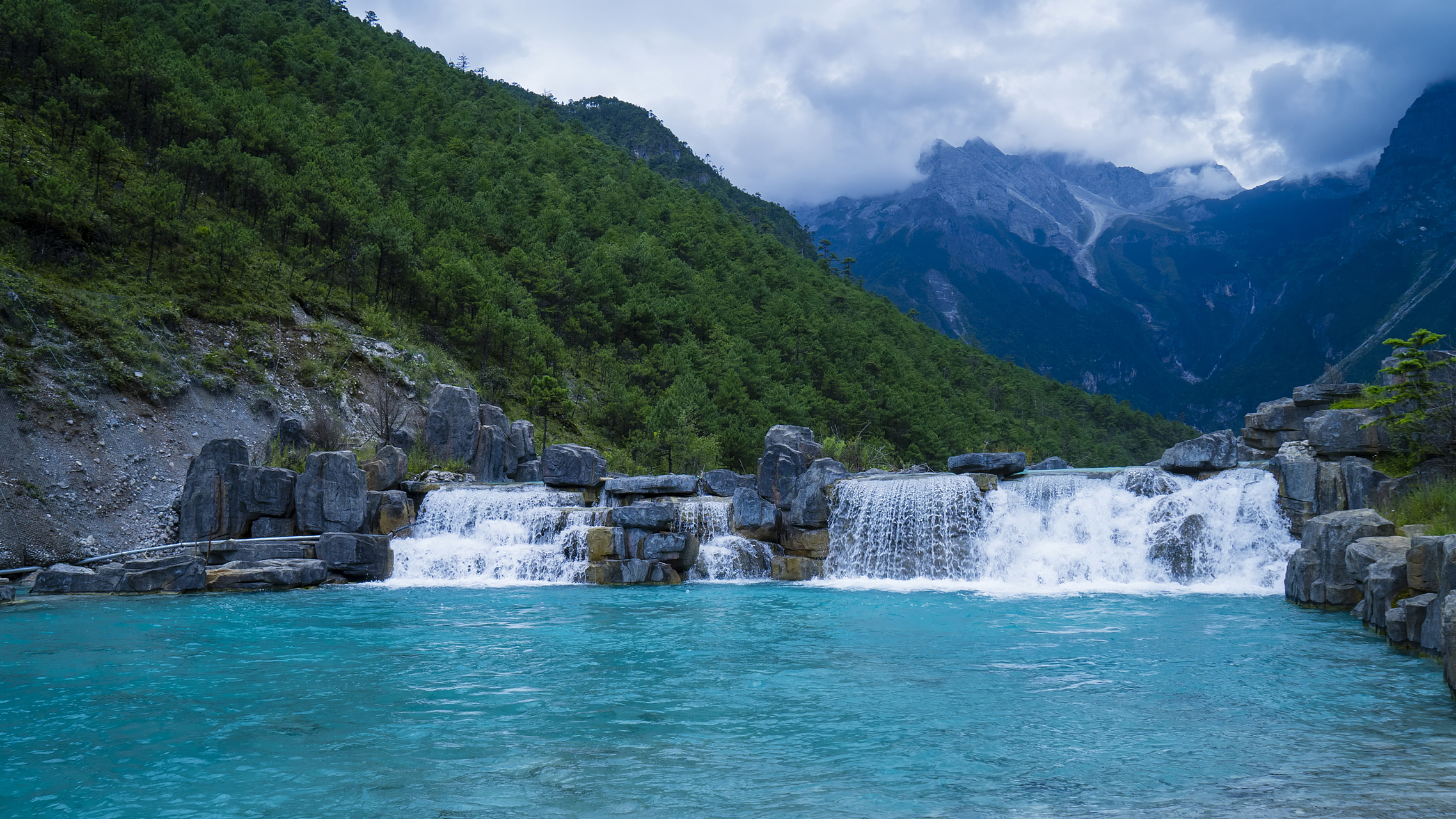 蓝月谷地处云南省丽江市玉龙纳西族自治县玉龙雪山东麓,俗称"白水河"
