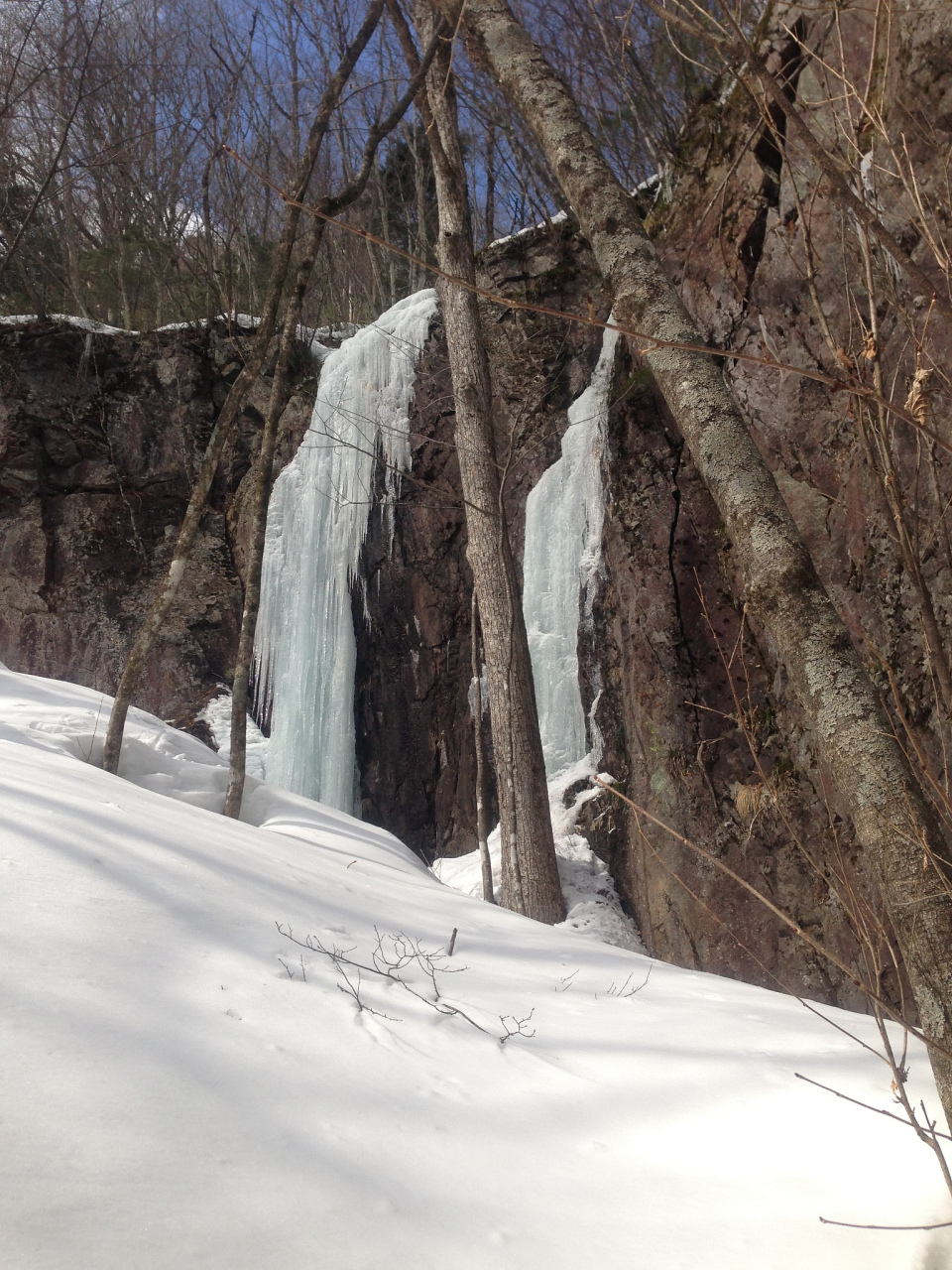 🏞️ 枣庄熊耳山大裂谷:位于山东省枣庄市山亭区,是著名的地质