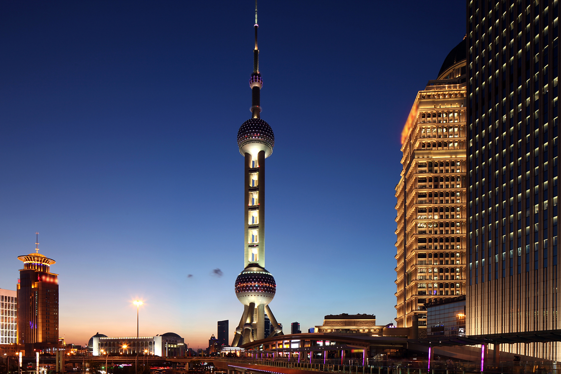 【标题】探秘上海东方明珠塔,感受华丽城市的魅力  【引言】 欢迎大家