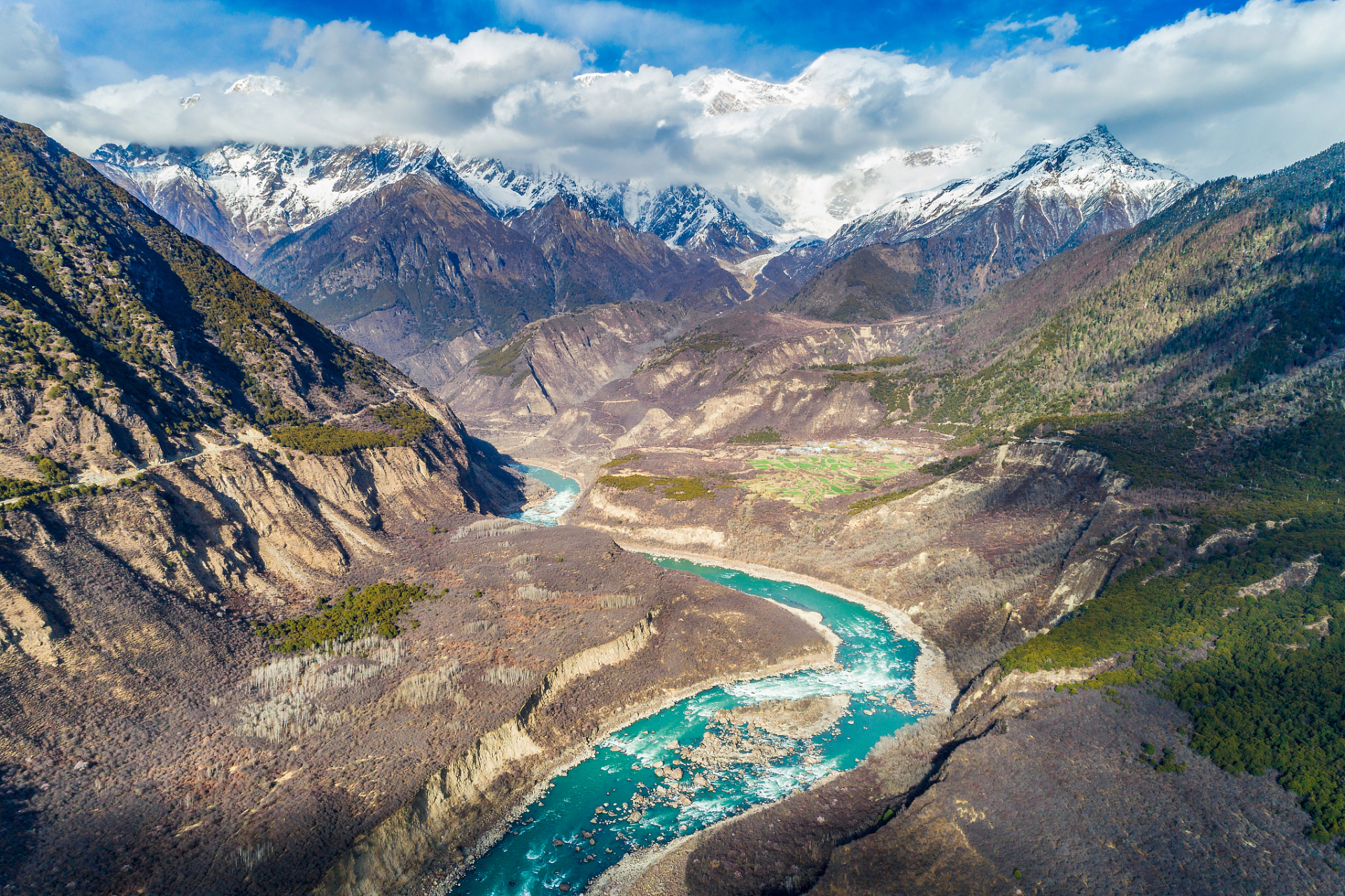 雅鲁藏布江位于中国西藏,全长约2000公里,是重要的水源和旅游胜地