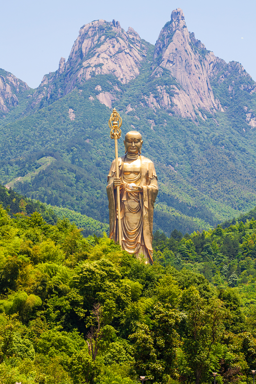 九华山,位于中国安徽省池州市的东南部,是一座充满神秘色彩和丰富文化