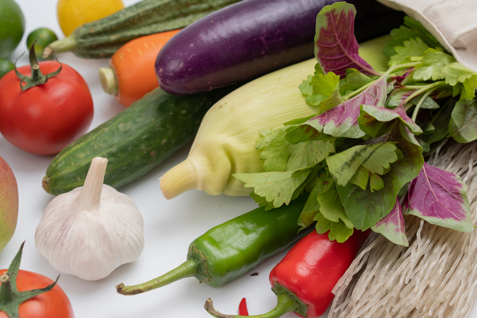 深色蔬菜能护眼  提到护眼食物,很多人会想到胡萝卜.