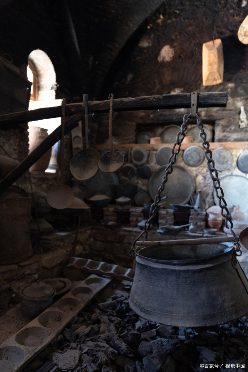 **佛山南风古灶:500 年不熄的 "龙窑",烧出的陶瓷曾是皇家贡品 **
