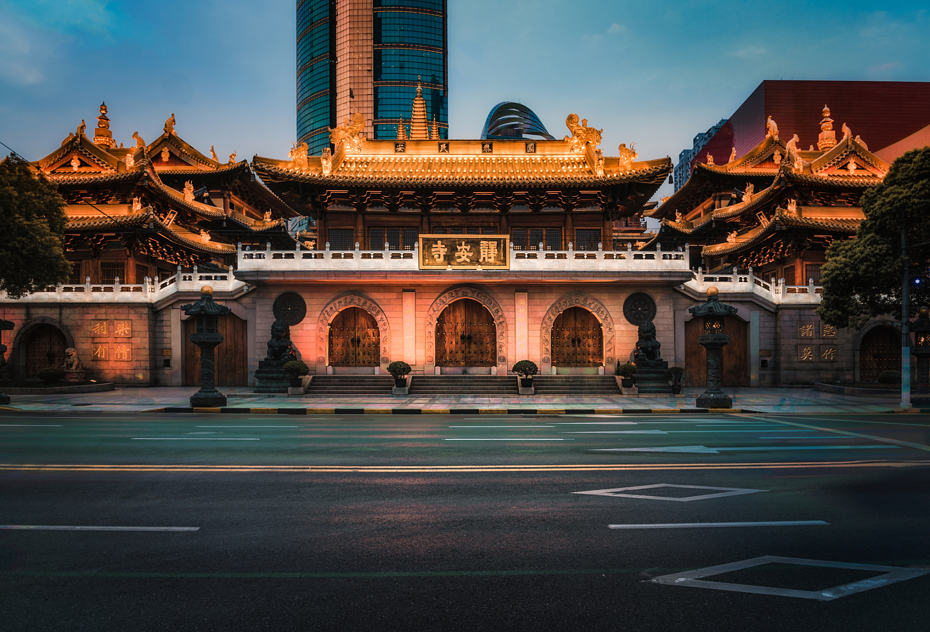 静安寺,坐落于上海市繁华的静安商区,是一座交通便利的庙宇.