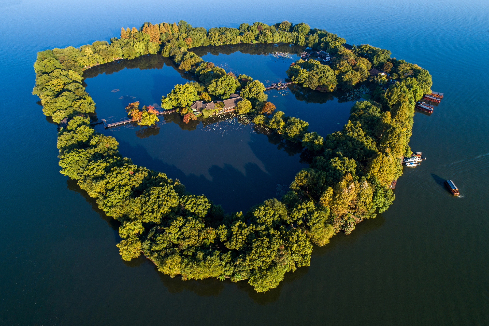 三潭印月岛位于西湖之滨,以其湖光山色而著称.岛上最南端,三座石塔巍