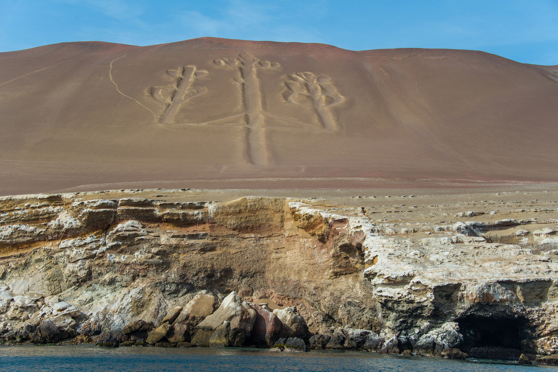 这张照片拍摄于2016年,探险队在罗布泊的沙漠里,发现了一具干尸,根据