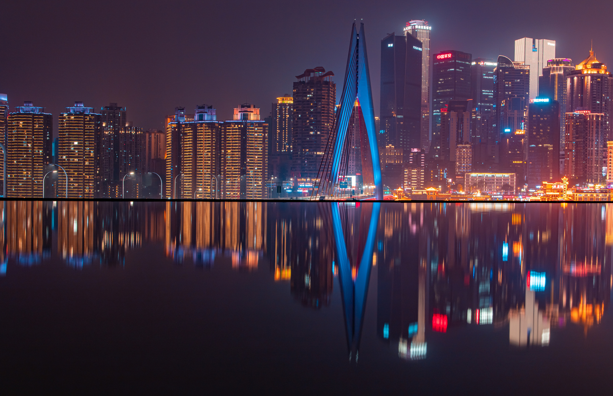 首尔汉江夜景:夏夜避暑胜地,美食与美景的完美邂逅 🌃✨  首尔,这