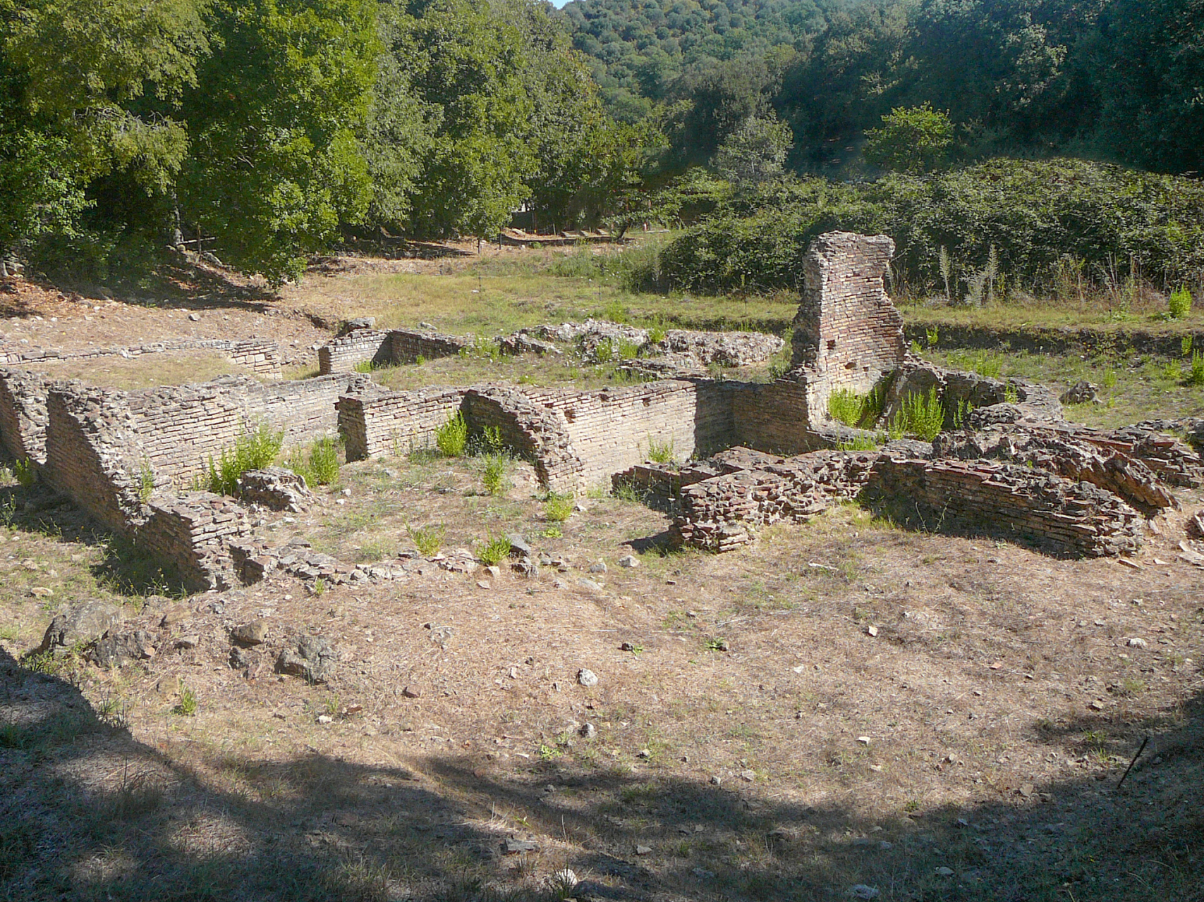 清柳条边遗址位于辽宁省沈阳市新民市,是一座古遗址,始建于清朝崇德
