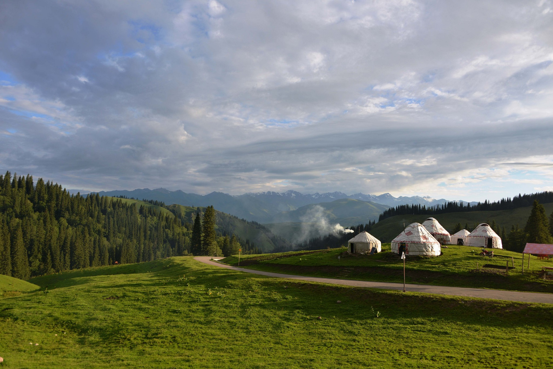 奇遇那拉提#新疆那拉提天牧台,位于天山南麓,是天山山脉与阿尔金陕鲻
