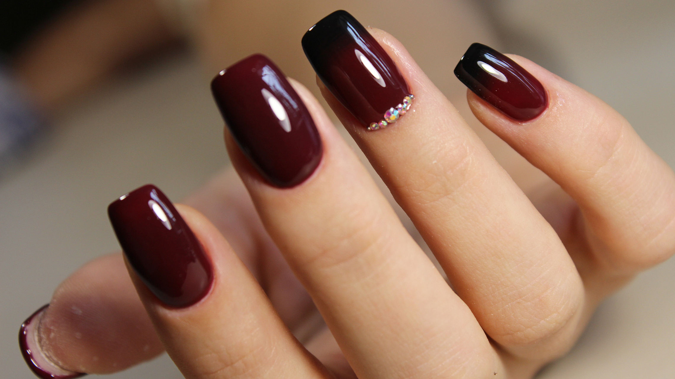 车厘子色美甲# 车厘子色是一种深红色调,类似于红色和紫色的混合色