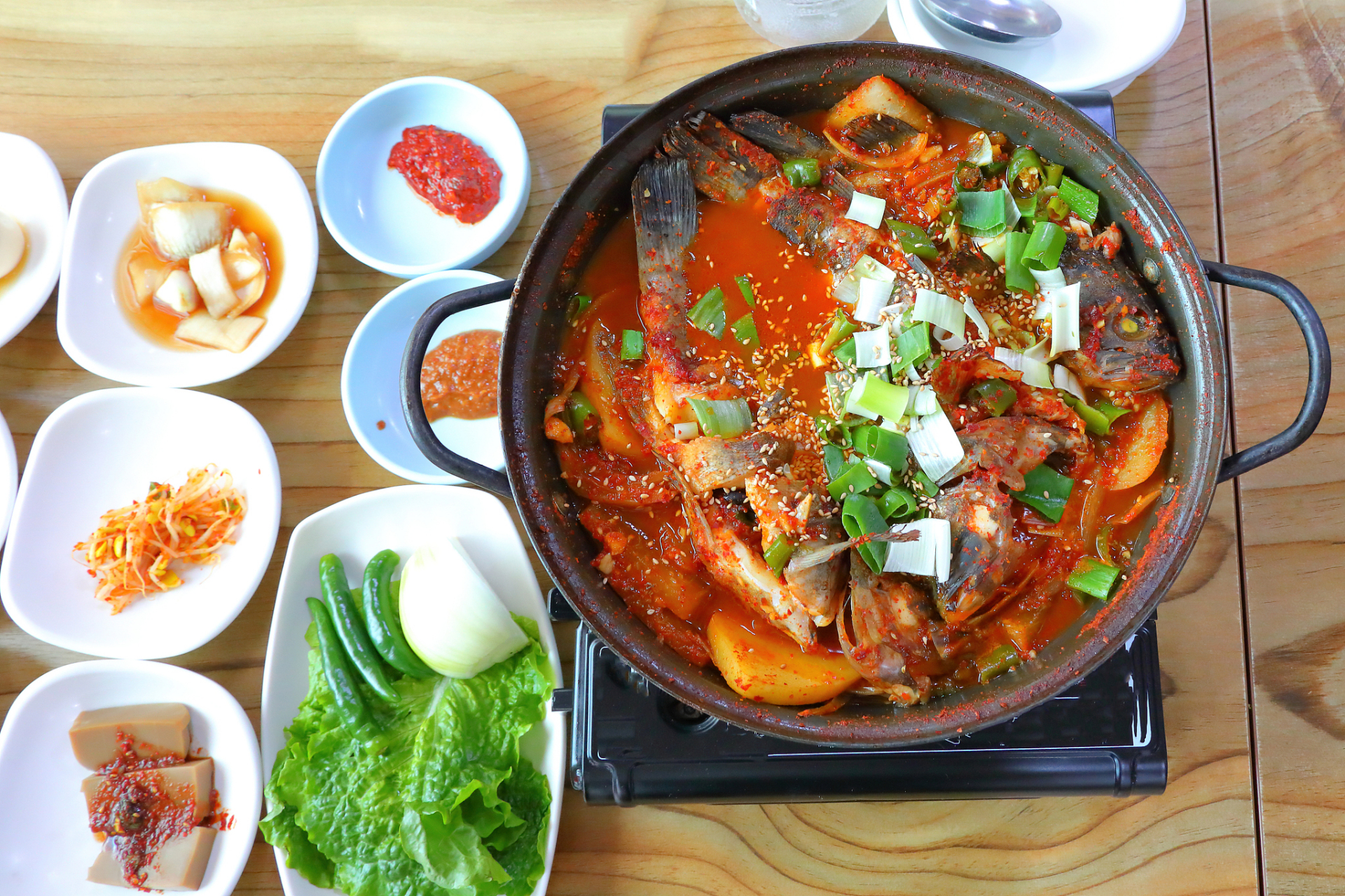 大理砂锅鱼  砂锅鱼就要吃大理的,选砂锅都很是有讲究的,砂锅要选祥云