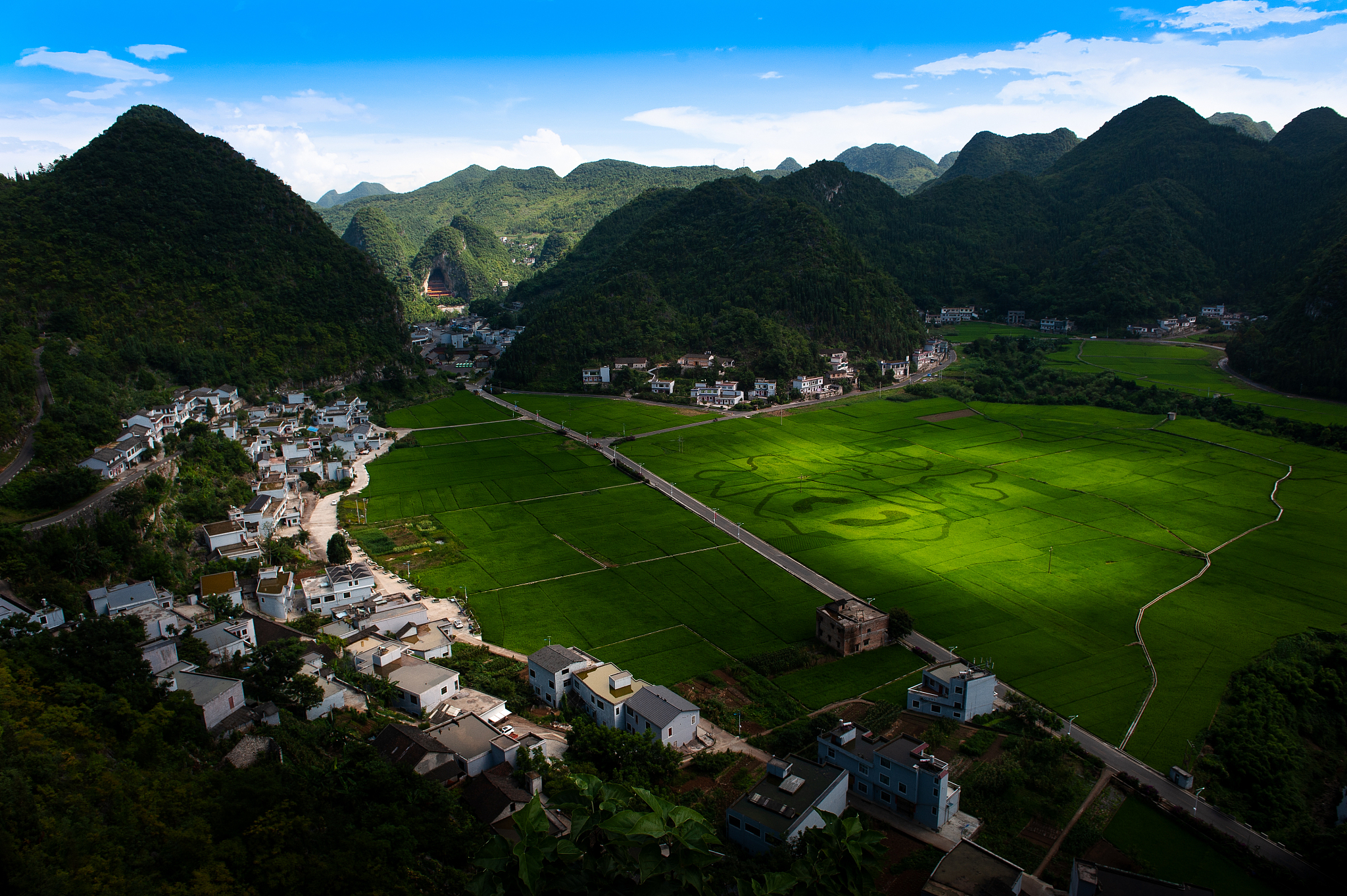 秋天的黔西南布依族苗族自治州贞丰县的万峰林是否特别迷人?