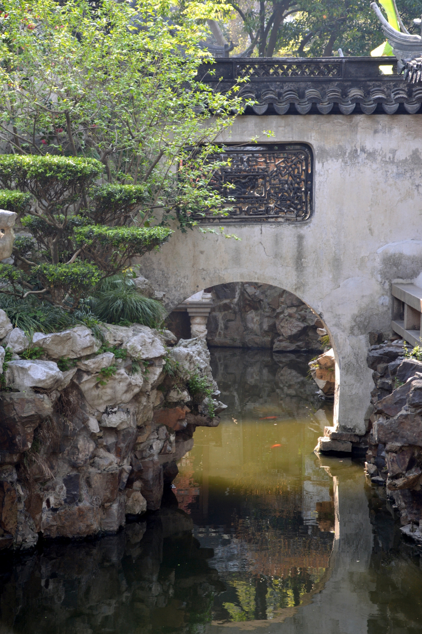 留园,曾名"东园","寒碧山庄",位于江苏省苏州市姑苏区留园路338号