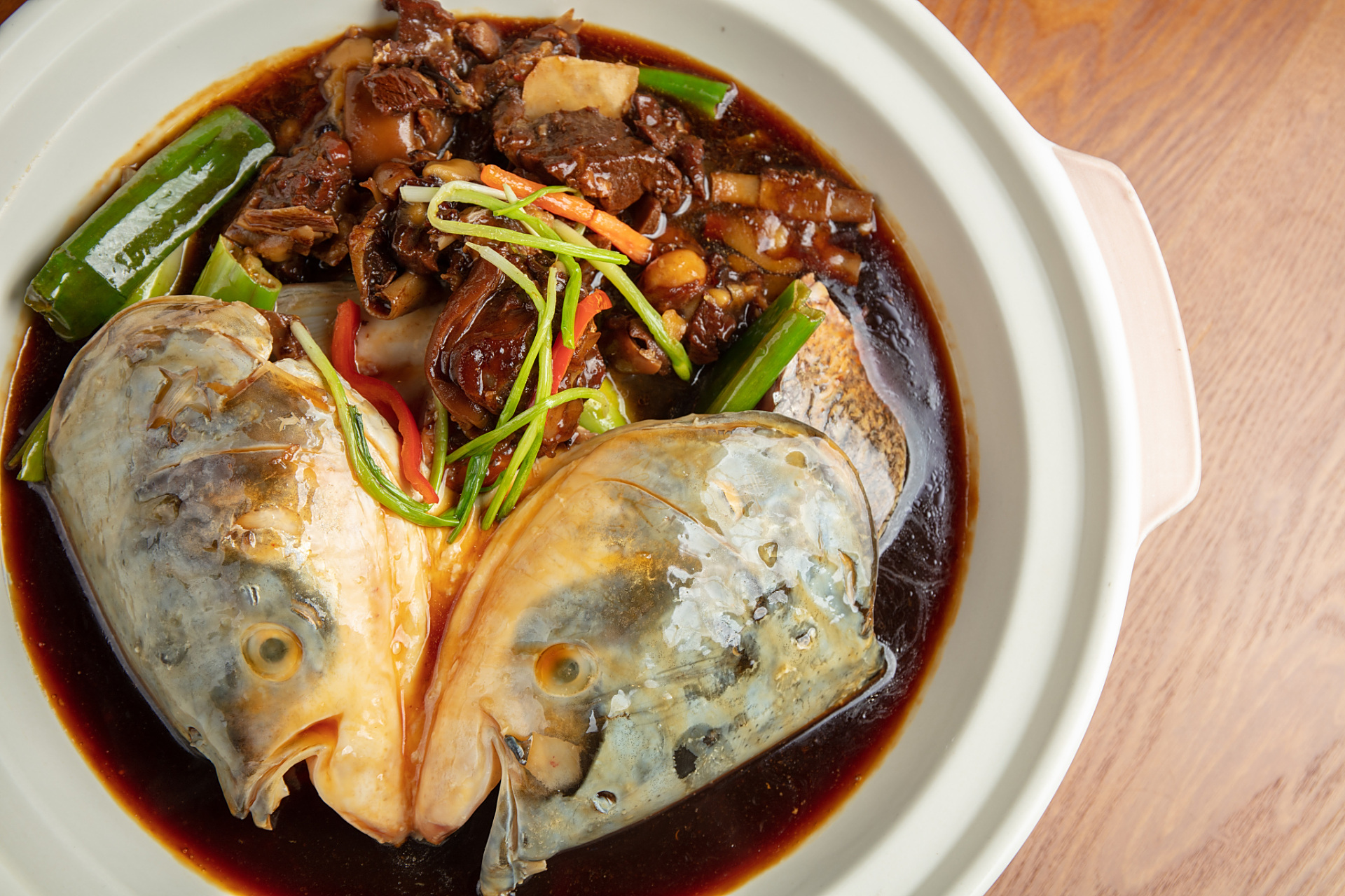 代县熬鱼是山西地区的特色菜品,制作方法包括准备食材,处理鲤鱼,烹饪