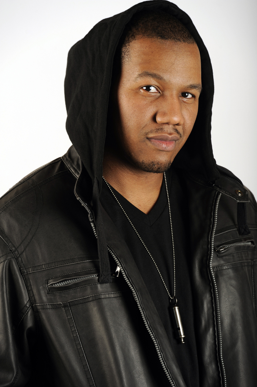 美国黑人歌手阿肯:中国为非洲做到了欧洲400年没做的事 中国为非洲做