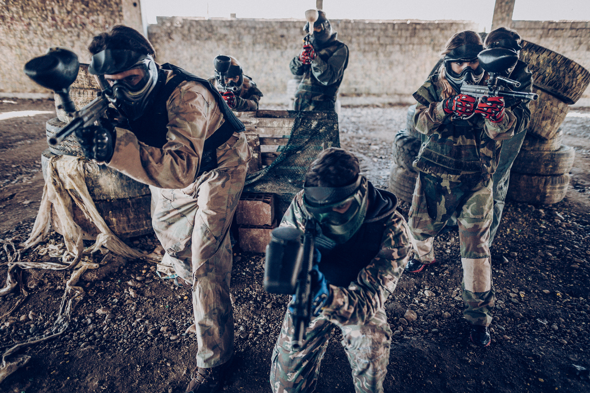 cs是一款由valve与hiddenpathentertainment合作开发的多人对战射击