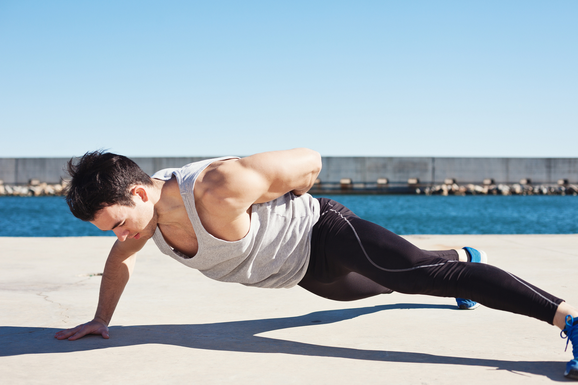 单手俯卧撑是一种高难度的力量训练动作,需要强大的核心力量,上肢力量