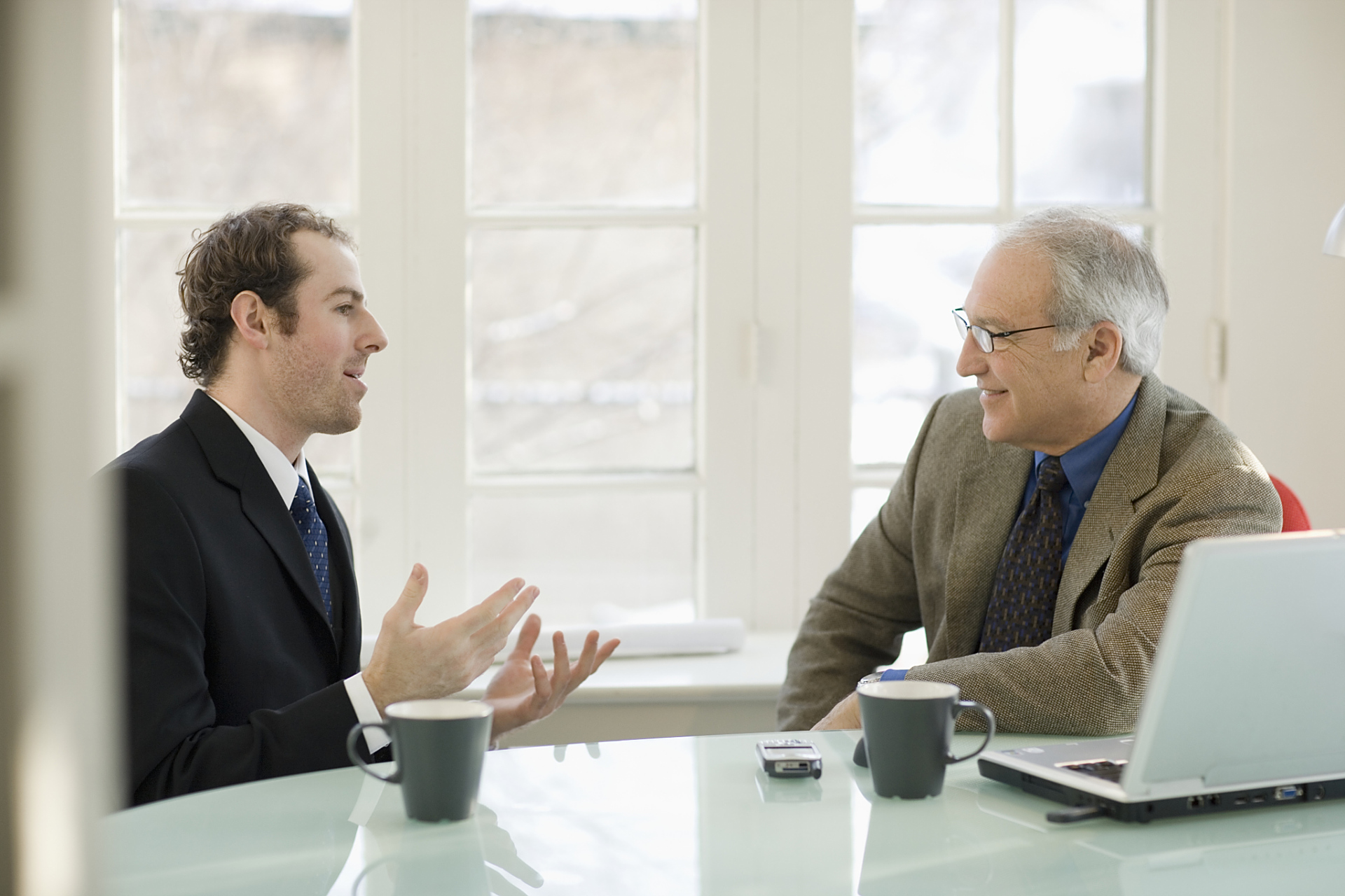 一般你跟小老板谈事情,他会一遍泡茶一边给你讲道理,画大饼,谈价格.