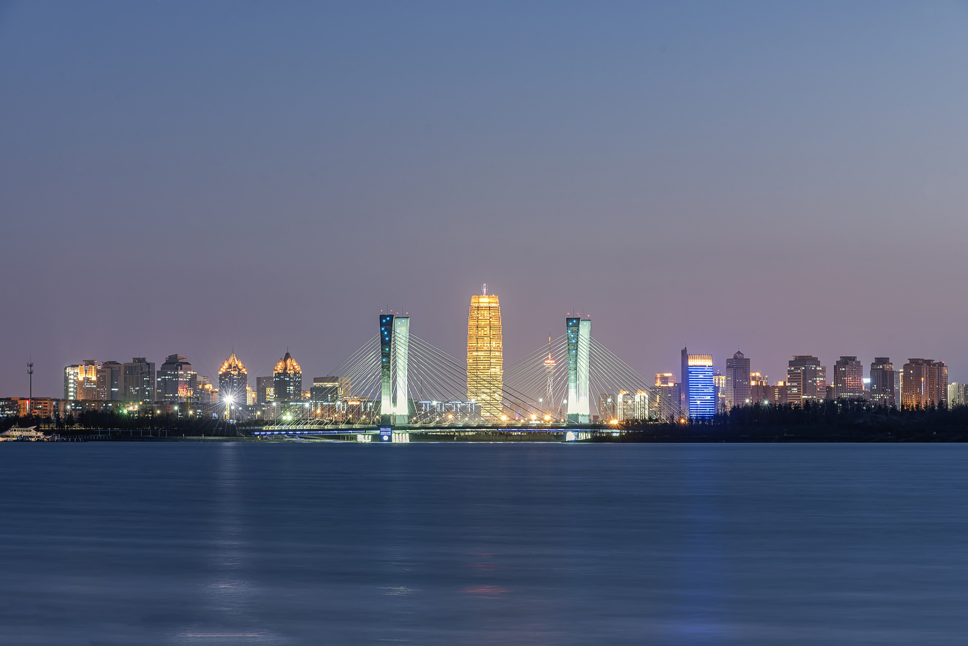 "不得不说,郑州龙湖夜景真的太美啦!