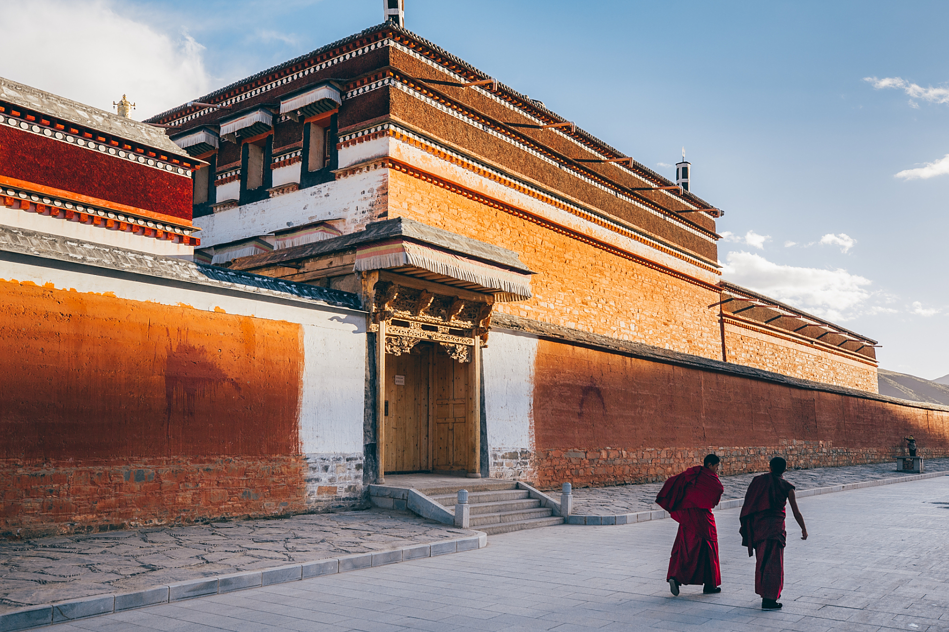 这座古老的寺庙位于壮丽的高山草原之上,其独特的建筑风格和深厚的
