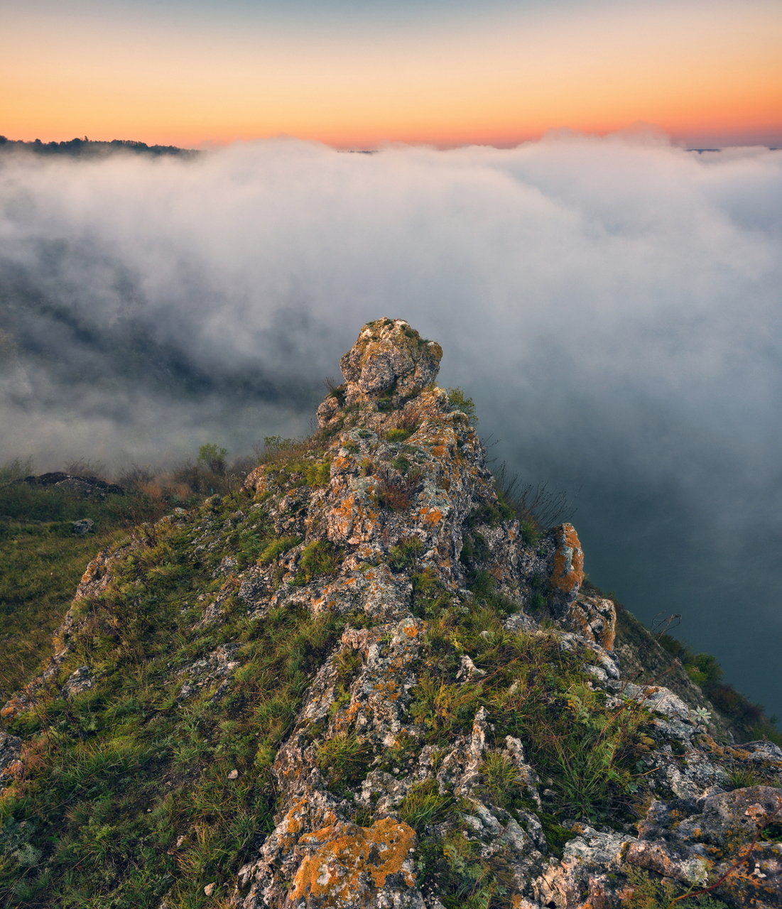 华尖山位于四川省甘孜藏族自治州泸定县冷碛镇黑沟村,山顶海拔3540米.