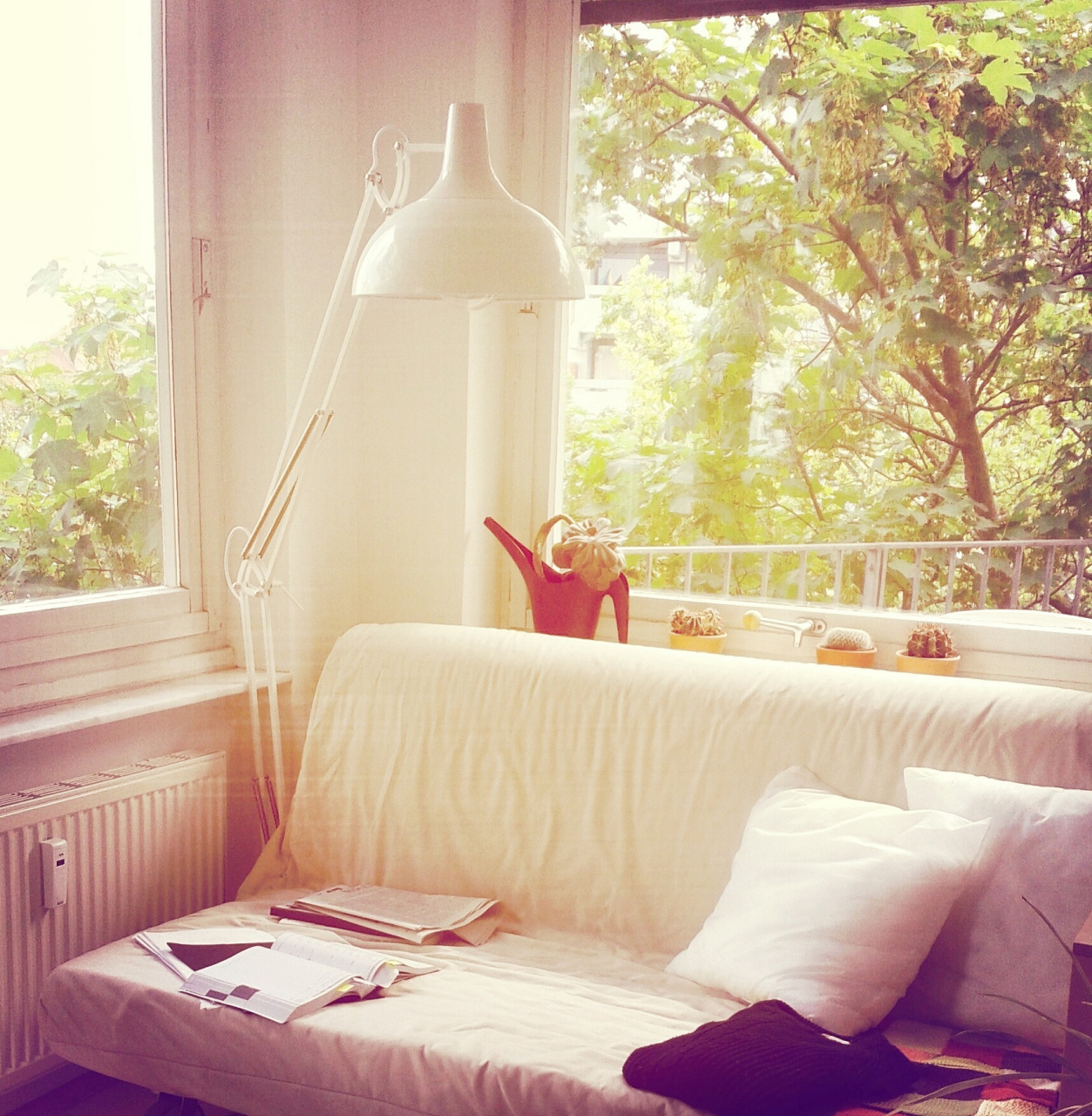 妻子凑过去,坐在沙发旁奶白色的地毯上.