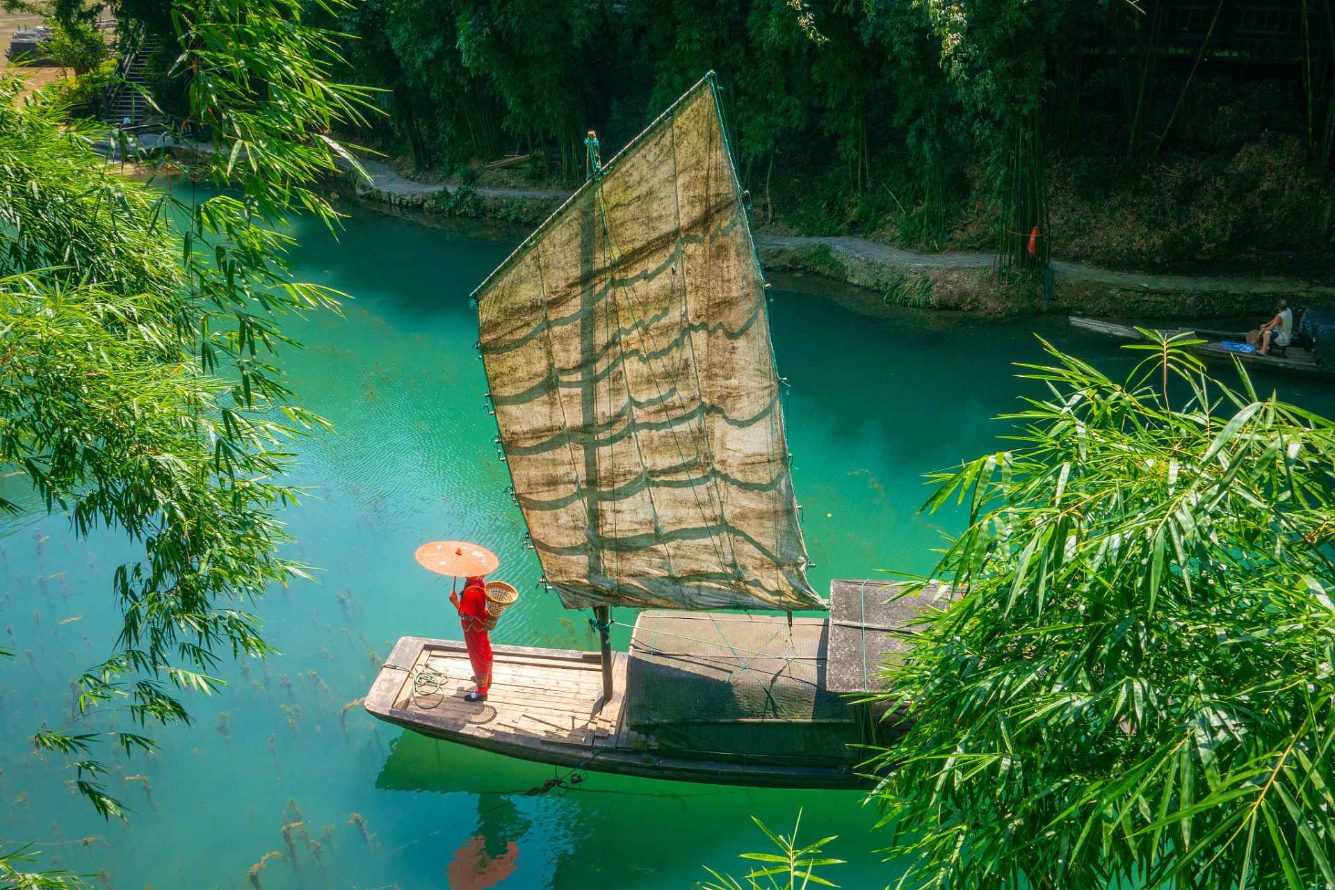 诗词原创 七绝 春舟 作者:火云 江上春风万里船,柳丝如梦梦如烟.