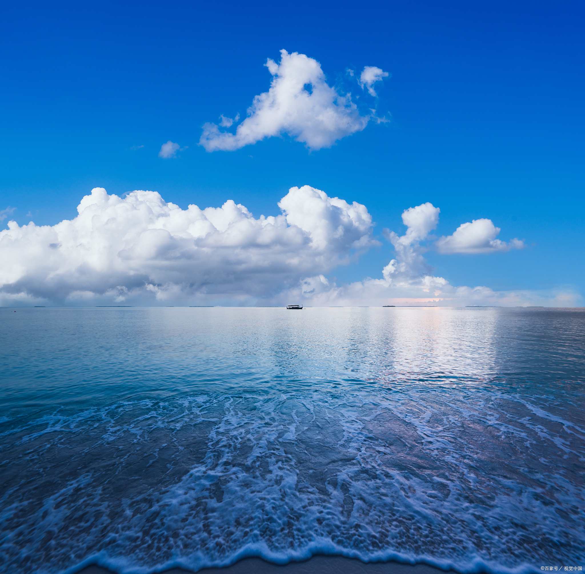 人生恍若一片浩瀚无垠的蔚蓝海洋,广阔而深邃,希望则如同那舵手掌中