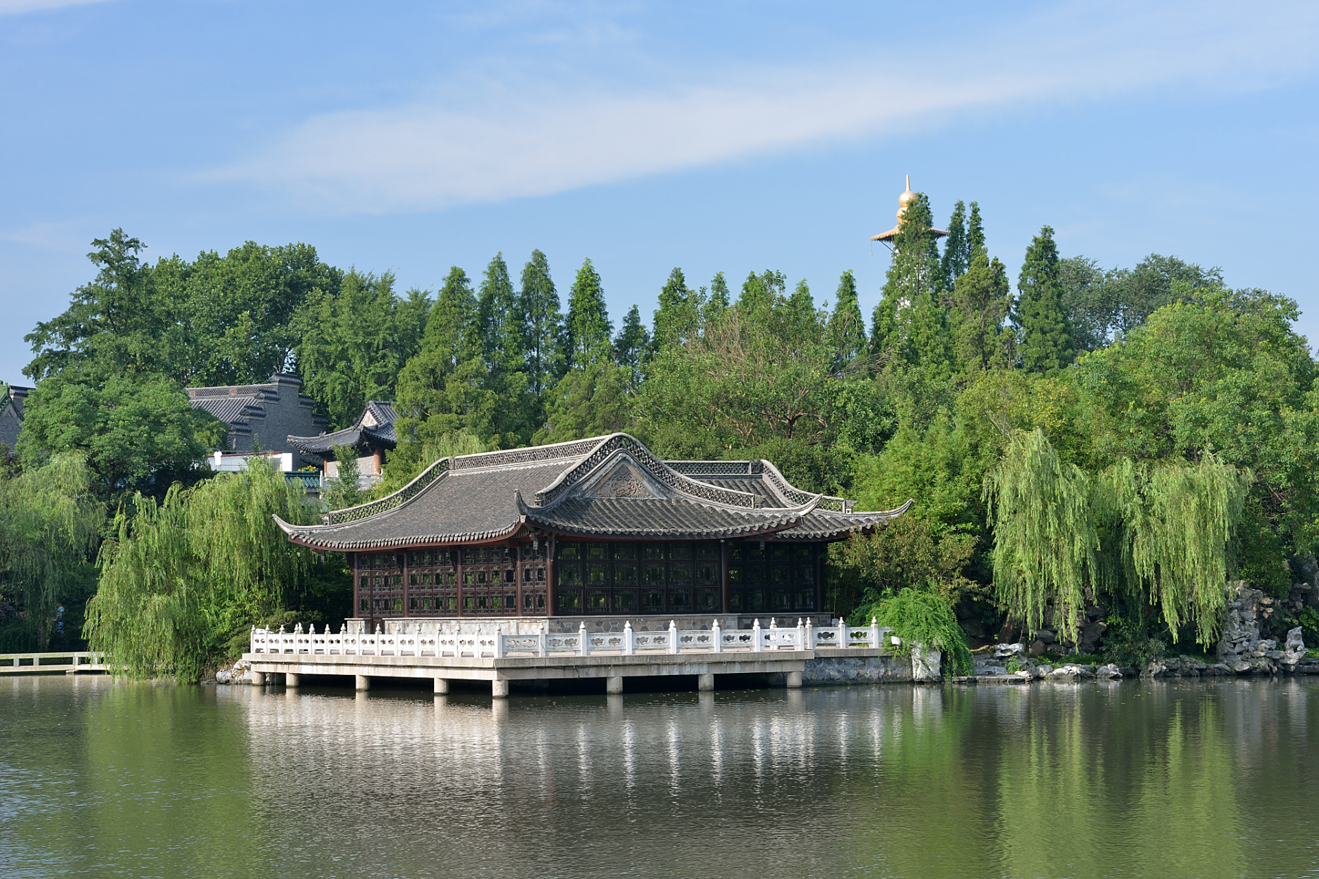 位于南京市建邺区的莫愁湖公园,有着1500年的悠久历史,承载着丰富的