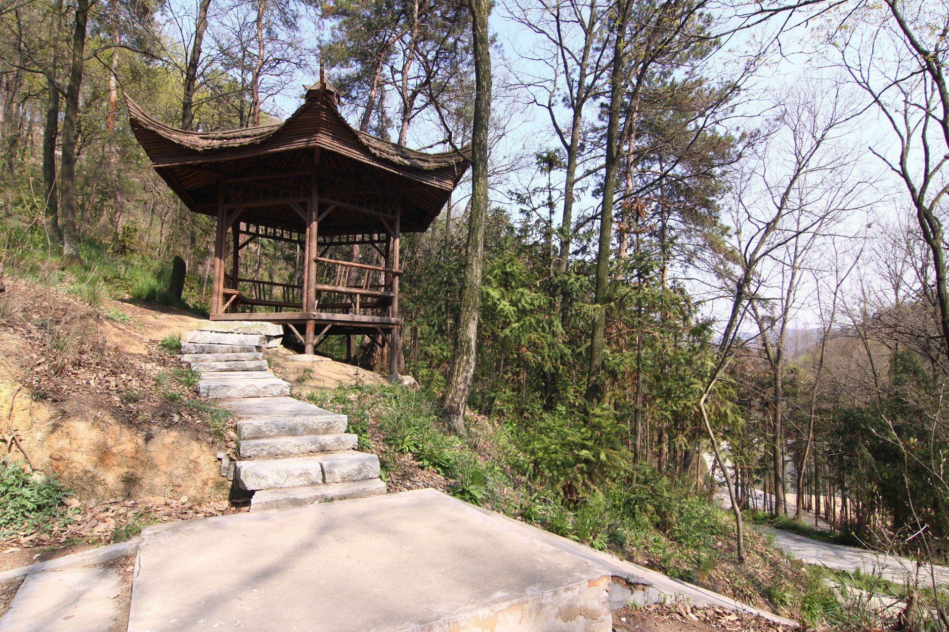 咸宁市位于湖北省东南部,有着丰富的自然和人文景观.